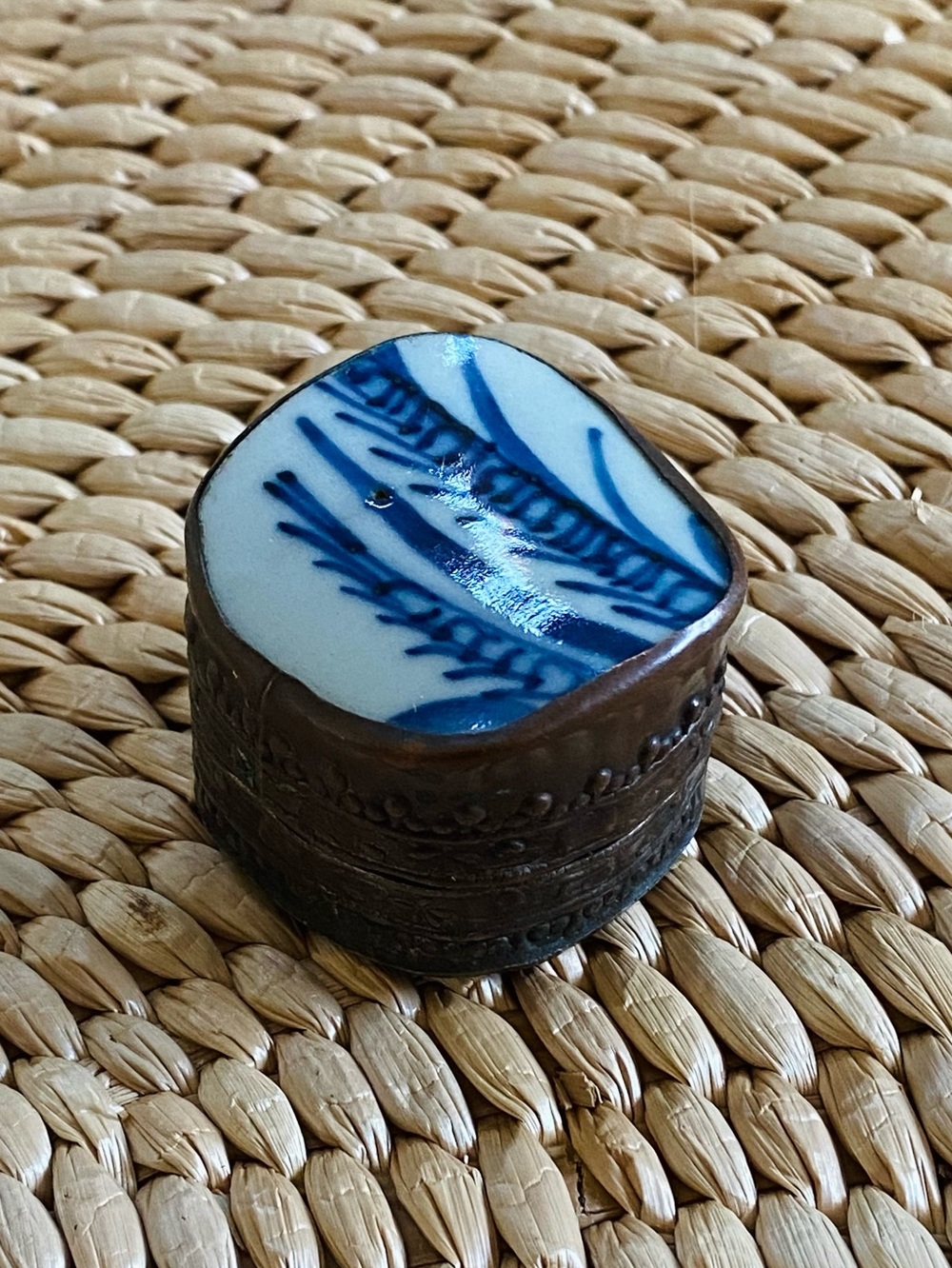 VTG  Blue White Chinoiserie Porcelain Shard Trinket Pill Box Patterned Metal